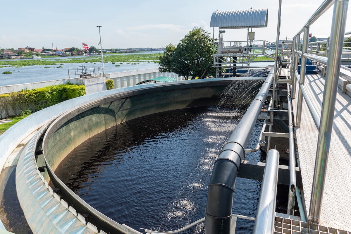 Estanques de tratamiento de aguas residuales en planta industrial