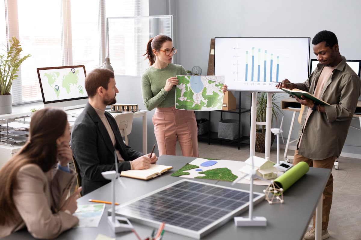 Equipo técnico revisando planos y estudios de proyecto
