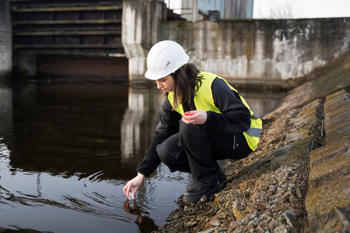 Ingeniero ambiental obteniendo una muestra de agua